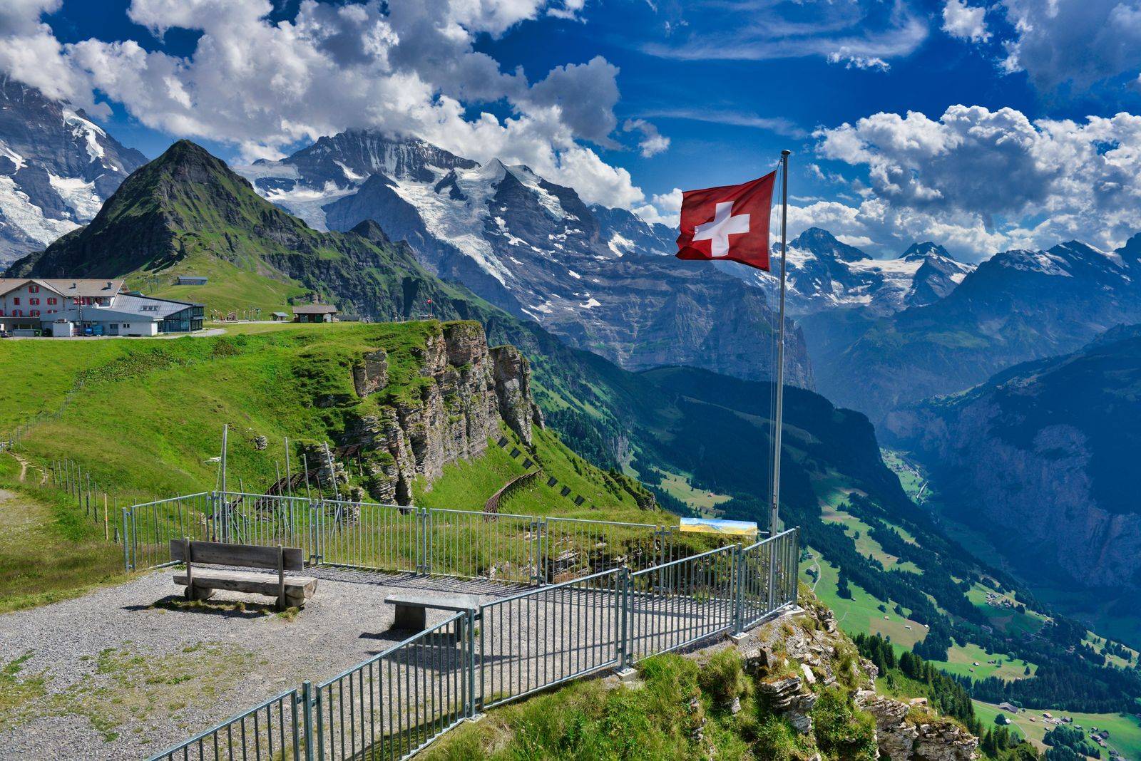 Schweizer Flagge vor Alpenpanorama
